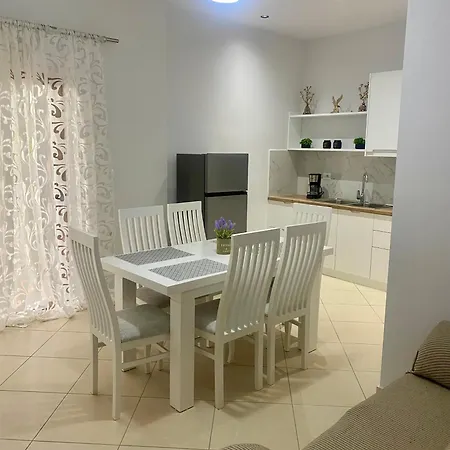 Апартаменты Seaside And Mountain View Саранда